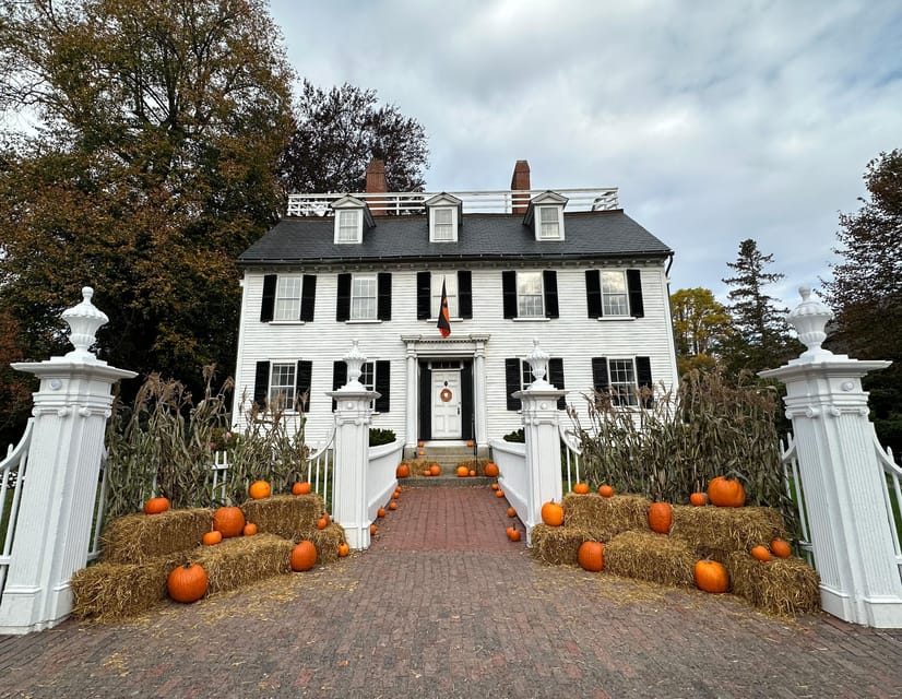 Salem, MA: Hocus Pocus Movie Guided Walking Tour - Getting photos, playing trivia, and enjoying the group energy