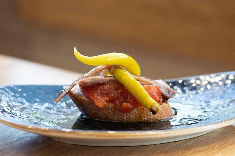 San Sebastian: Walking Tour with Pintxo and Drink - Walking the Old-to-New Story: Mercado de la Bretxa and Constitución Plaza