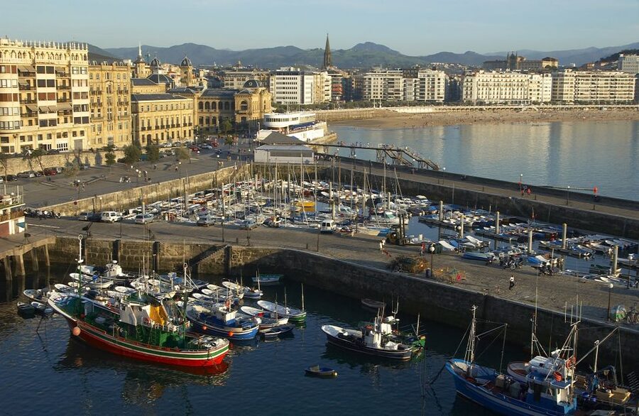 San Sebastian: Walking Tour with Pintxo and Drink - Churches and Squares in the Historic Heart: San Vicente and Santa María (and Why It Matters)