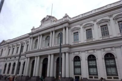 Santiago: Guided Walking Tour of the Historical Old Town - Palacio de La Moneda to the historic core: start where power meets the street