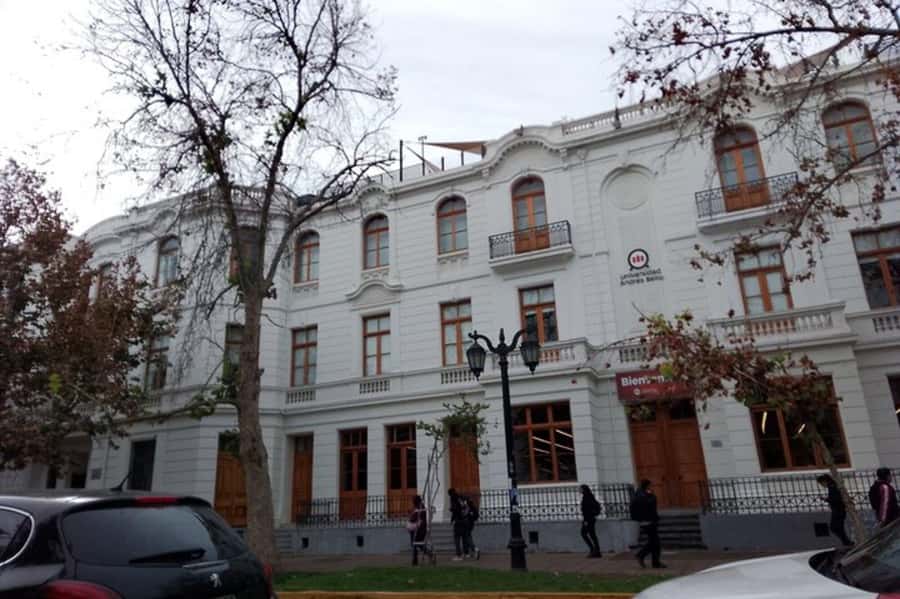 Santiago: Guided Walking Tour of the Historical Old Town - Lastarria and Forest Park: a calmer stretch before the food finish