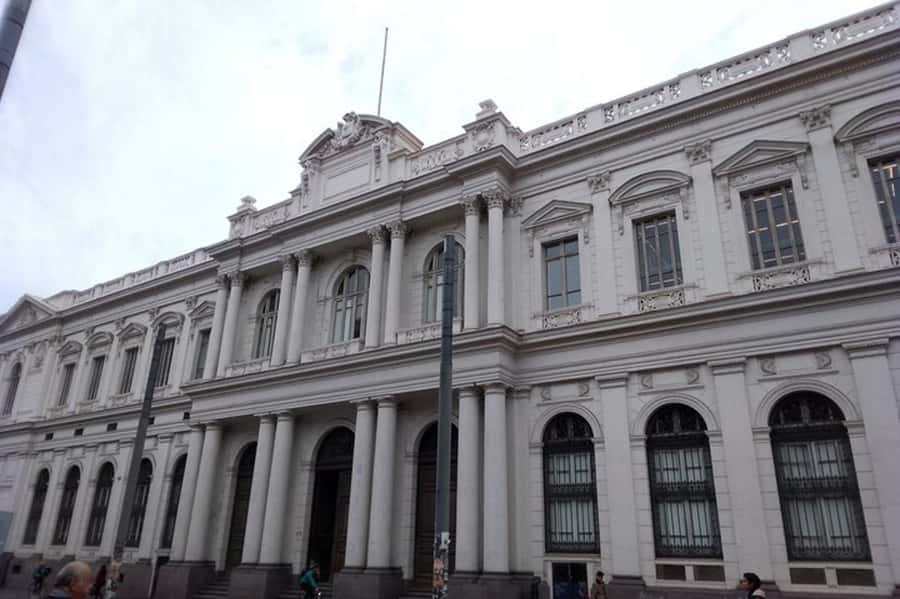 Santiago: Guided Walking Tour of the Historical Old Town - Palacio de La Moneda to the historic core: start where power meets the street