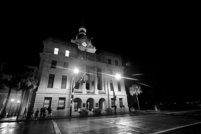 Savannah Haunted Pub Crawl Walking Tour - Stop 3: 17Hundred90 Inn and Restaurant and the hotel haunting angle