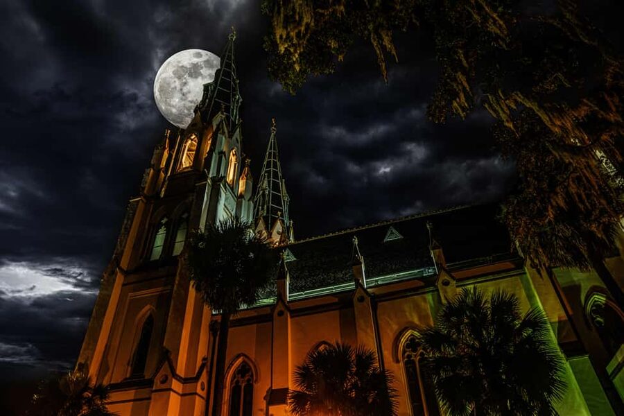 Savannah: Terrors, Ghosts, and Ghouls Walking Tour - Wright Square: Pretty Views With a Deadly Past Beneath It