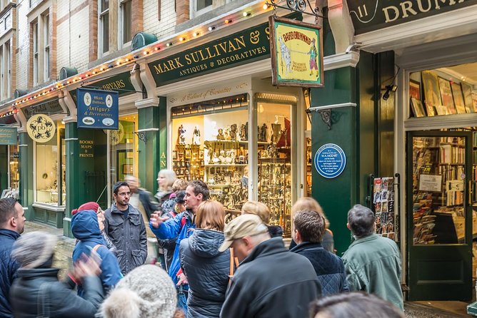 Secret Walking Tour of Central London - What the guide actually does well: humor, photos, and context