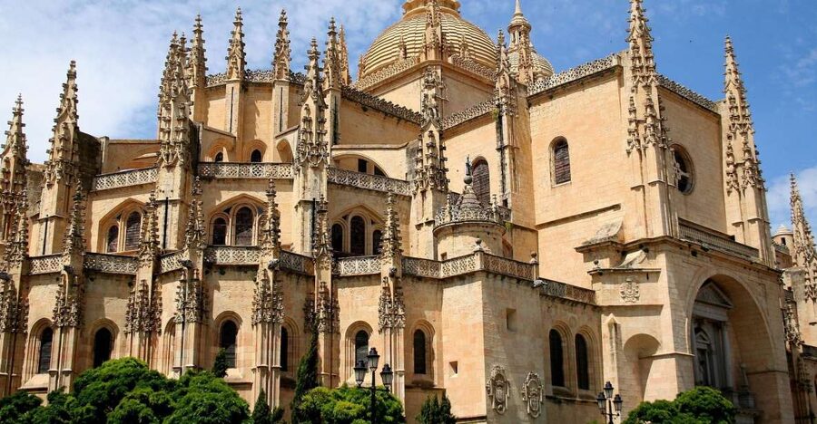 Segovia: Guided Walking Tour with Cathedral & Alcázar Entry - Why this 2.5-hour loop is such a smart Segovia plan