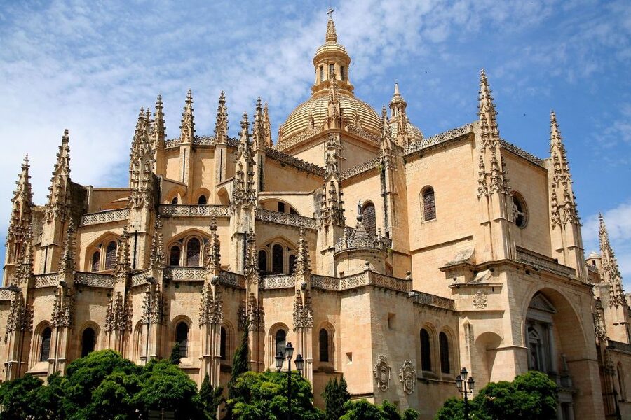 Segovia: Guided Walking Tour with Cathedral & Alcázar Entry - Casa de los Picos and the kind of buildings you miss on your own