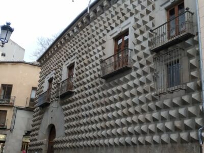 Segovia: Guided Walking Tour with Cathedral & Alcázar Entry - Starting at Plaza Azoguejo: the Aqueduct sets your bearings