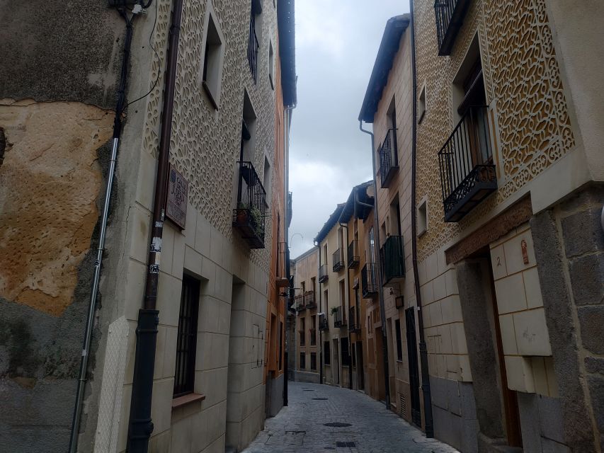 Segovia: Guided Walking Tour with Cathedral & Alcázar Entry - Church exteriors and the Jewish quarter: seeing without the fatigue