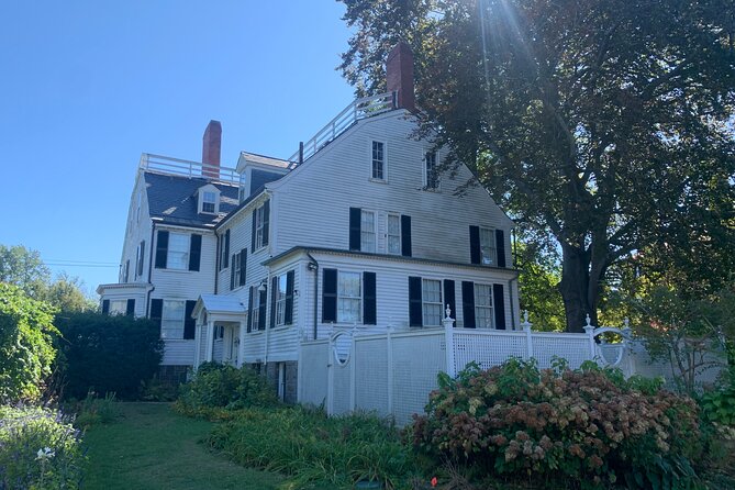 Self-Guided Smartphone Ghost Walking Tour in Salem - Pause, pace, and how to handle Salem crowds