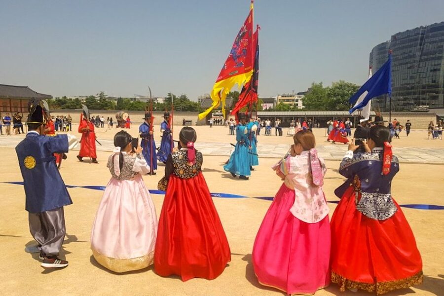 Seoul: Gyeongbok Palace and Bukchon Hanok Walking Tour - Meeting at City Hall Station Exit 6 and getting around smarter