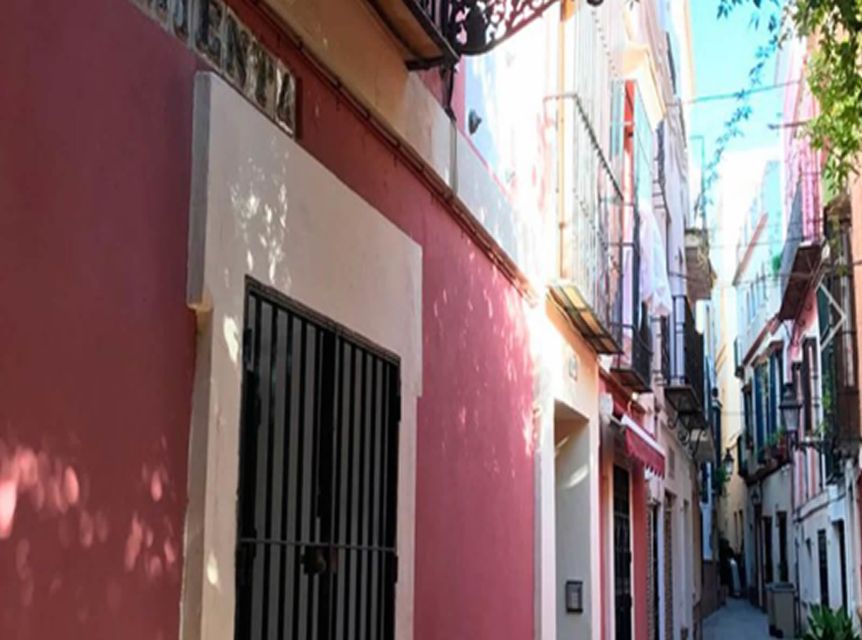 Seville: 1-Hour Walking Tour Barrio de Santa Cruz - Historic corners vs. contemporary surprises: what you should watch for