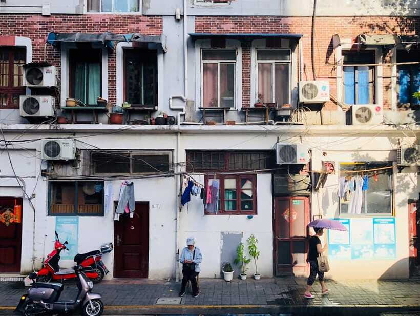 Shanghai Highlights Walking Tour With A Real Local - The Shanghai food street moment: fried dumplings that fit the route