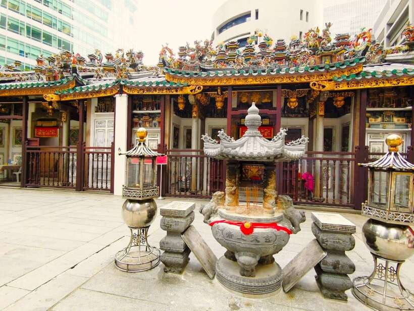 Singapore: Chinatown Historic Walking Tour with Lunch - Meeting at One Raffles Place: the walk starts with momentum