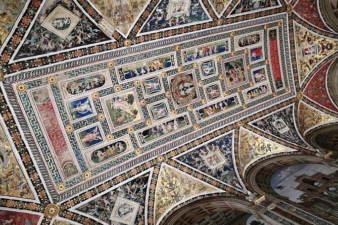 Skip the Line: Siena Duomo and City Walking Tour - Piazza Salimbeni and Palazzo Chigi Saracini: the story behind the edges