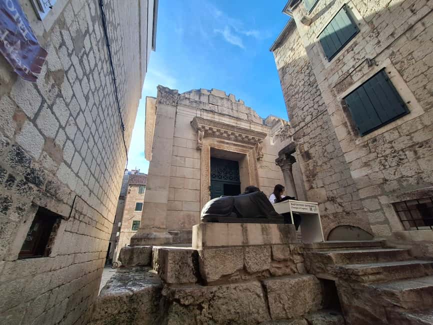 Split: City Walking Tour w/ Game of Thrones Locations - Finding Your Guide at the Golden Gate Steps