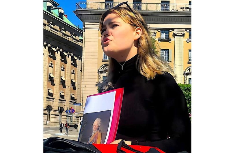 Stockholm Gamla Stan: Old Town Walking Tour with Local Guide - Starting Point and the cobblestone reality of Gamla Stan