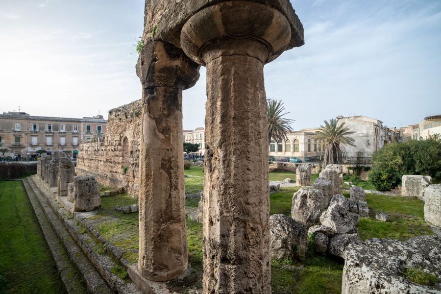 Syracuse: Highlights of Ortigia Guided Walking Tour - Piazza Archimede: Fountain of Diana and the Arethusa moment