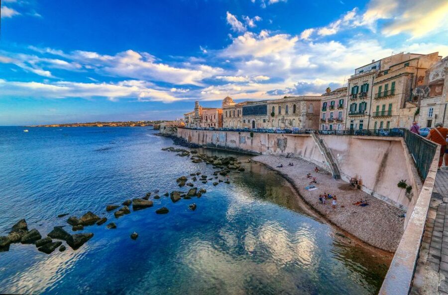 Syracuse: Ortigia Classic Walking Tour - Diana Fountain and the Center of Street Life