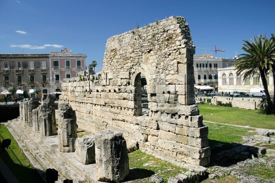 Syracuse: Ortigia Private Walking Tour - Aretusa Fountain: myth, water, and papyrus near the sea