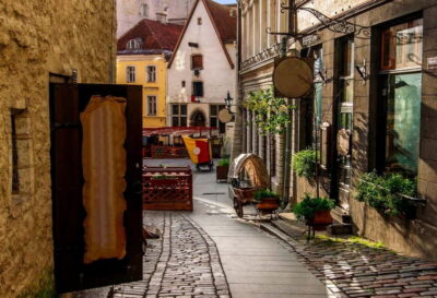 Tallinn: Guided Old Town Historical Walking Tour - Town Hall Square to St. Nicholas Church: the old city’s headline chapter