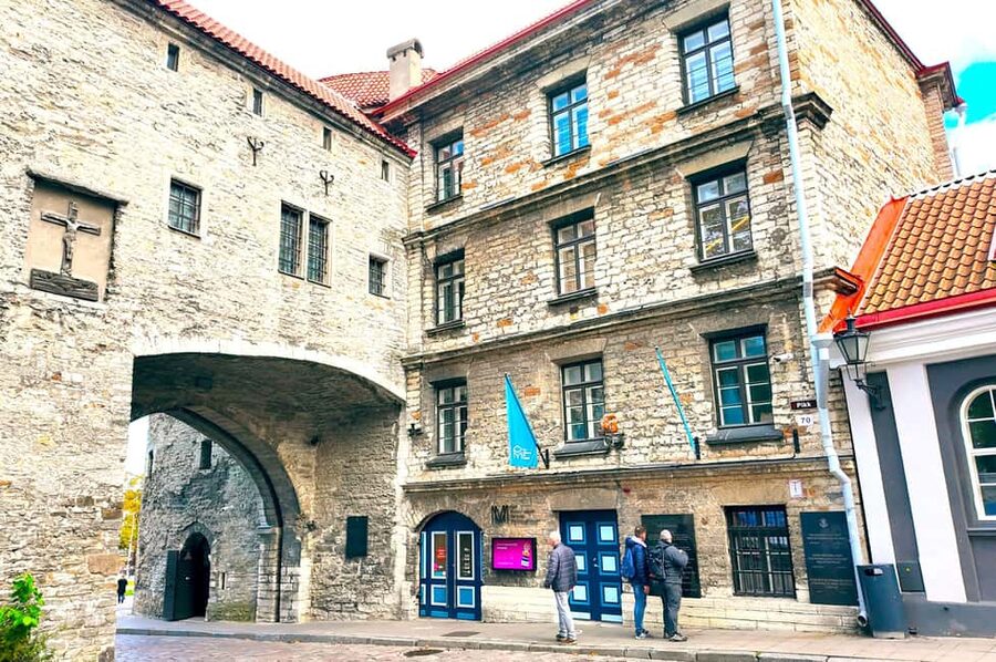 Tallinn Old Town: Stories and Views 2‑Hour Walking Tour - Who should book this tour (and who might not love it)
