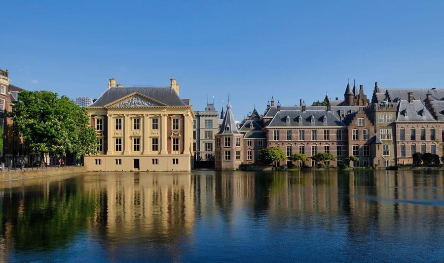 The Hague: City Walking Tour - Hofvijver and Lange Voorhout: pretty views with political context