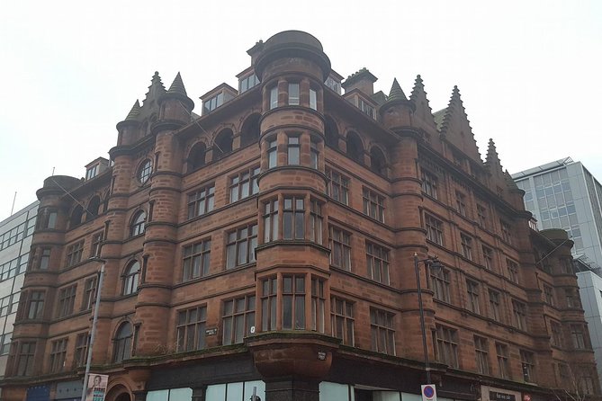 The Real Eclectic Belfast City Walking Tour/Experience. - Marti’s guiding style and why the capped group matters