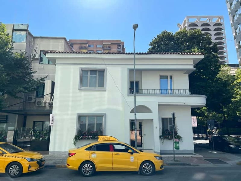 Tirana: Express Walking Tour with a Guide - Komiteti – Kafe Muzeum (15-minute break): where the walk becomes human