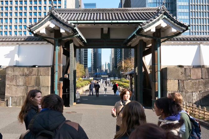 Tokyo Castle, Imperial Palace, Shogun & Garden Walking Tour - The guide makes or breaks it: what you should look for