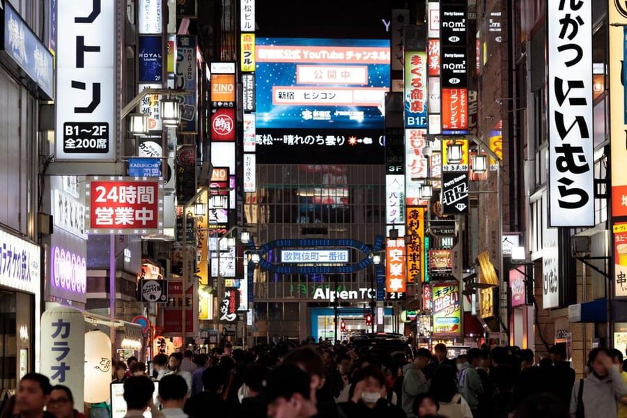 Tokyo: Dark Side of Tokyo Shinjuku Red Light Walking Tour - Guides in the spotlight: how Dani, Gray, Loc, Polina, Huy, and Daichi shape the night