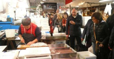 Tokyo: Guided Walking Tour of Tsukiji Market with Breakfast - The Outer Market walk: how a guide makes the crowd feel manageable