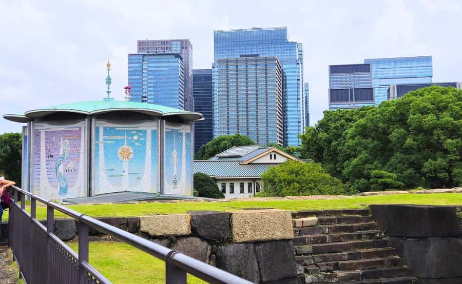 Tokyo: Imperial Palace Japanese History Walking Tour - Meeting Wadakuramon Fountain Park and Spotting Your Guide