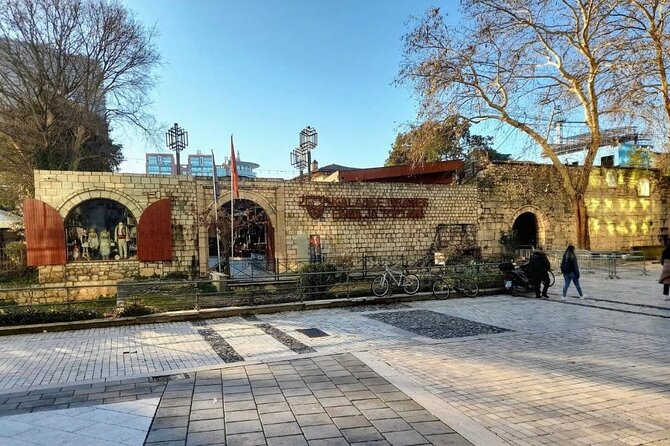 Tour a Piedi di Tirana - A walk that turns Tirana from names into meaning