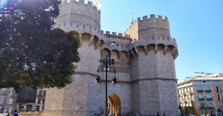 Valencia: City Walking Tour with Top Attractions - ITALIAN - Where the Tour Starts: Plaça dels Furs and the Serranos Area