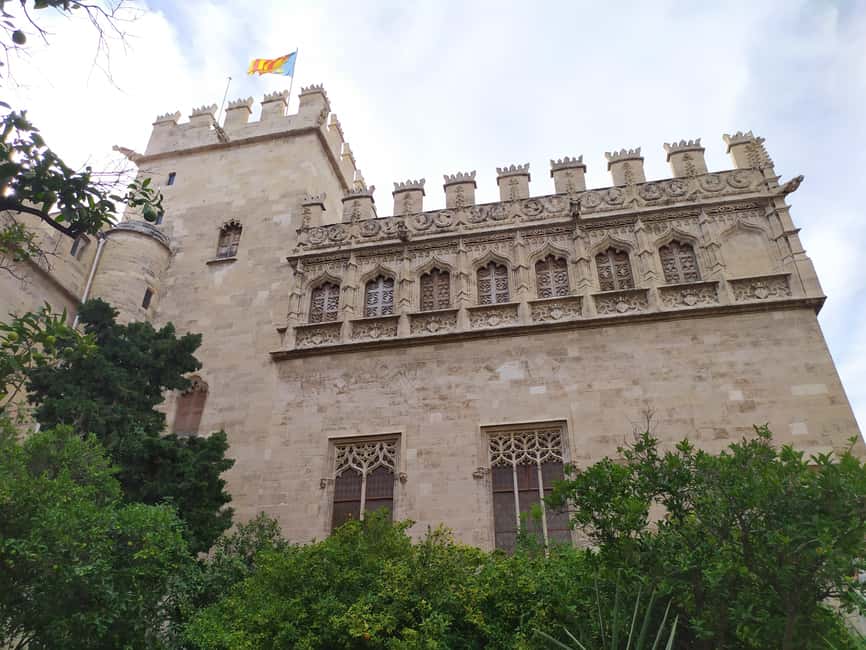 Valencia: City Walking Tour with Top Attractions - ITALIAN - Valencia Cathedral and the Miguelete: Big Architecture, Ticket-Free Viewing
