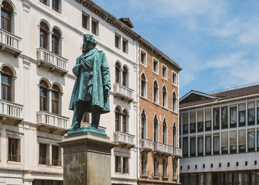 Venice: City Highlights and Hidden Gems Walking Tour - Rialto Bridge and the art of orientation on foot