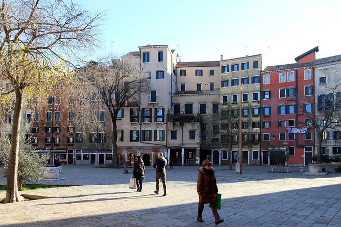 Venice: Jewish Ghetto Walking Tour with Synagogues Visit - Meeting at Campo di Ghetto Nuovo: the route starts where the story sharpens