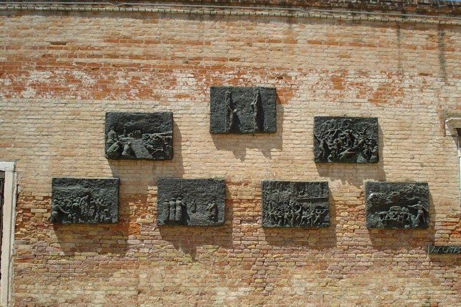 Venice: Jewish Ghetto Walking Tour with Synagogues Visit - Deportation Memorial and the Jewish Museum area: learning to look without rushing