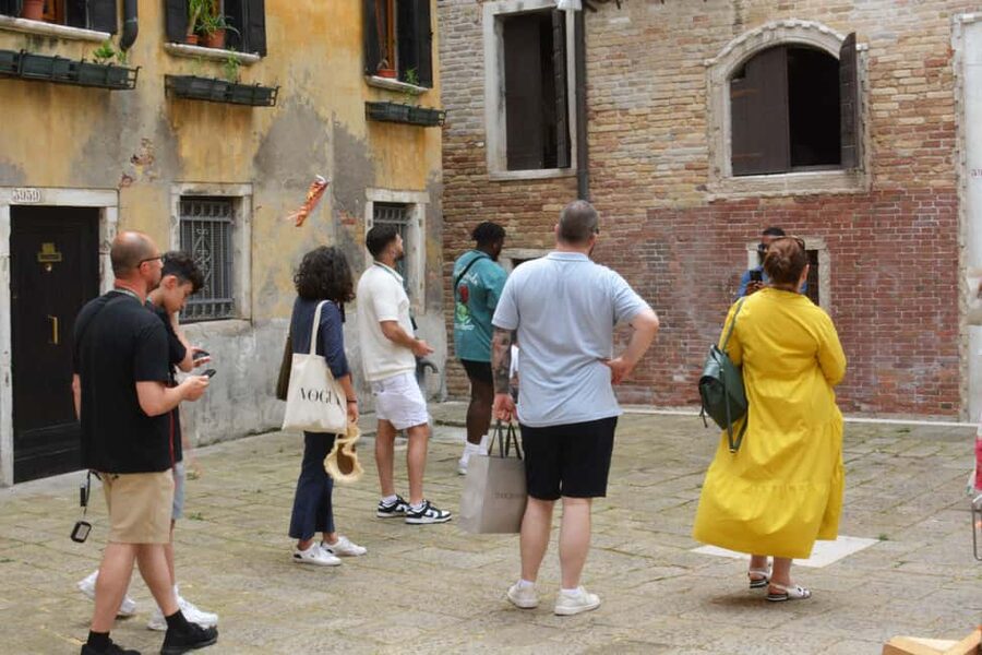 Venice: Rialto Bridge & Offbeat Unusual Venice Walking Tour - Gondola as an Add-On: Short Intro, Real Ride Time