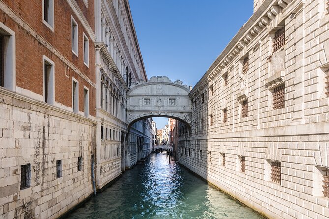 Venice: San Marco to Rialto Walking Tour & Spritz Like a Local - Sliding Into the Rialto Area: The Bridge Moment Without the Guesswork
