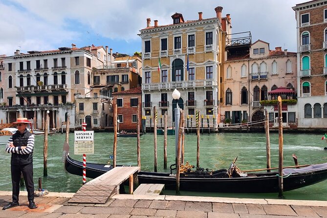 Venice Sightseeing Small Group Walking Tour with a Local Guide - Ponte di Rialto: The Trade Center View That Changes How You See the City