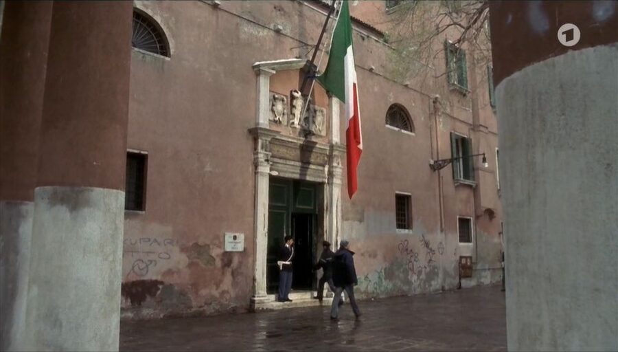 Venice: The Footsteps of Commissario Brunetti Walking Tour - The hard-to-find campos and palazzos that make the city feel real
