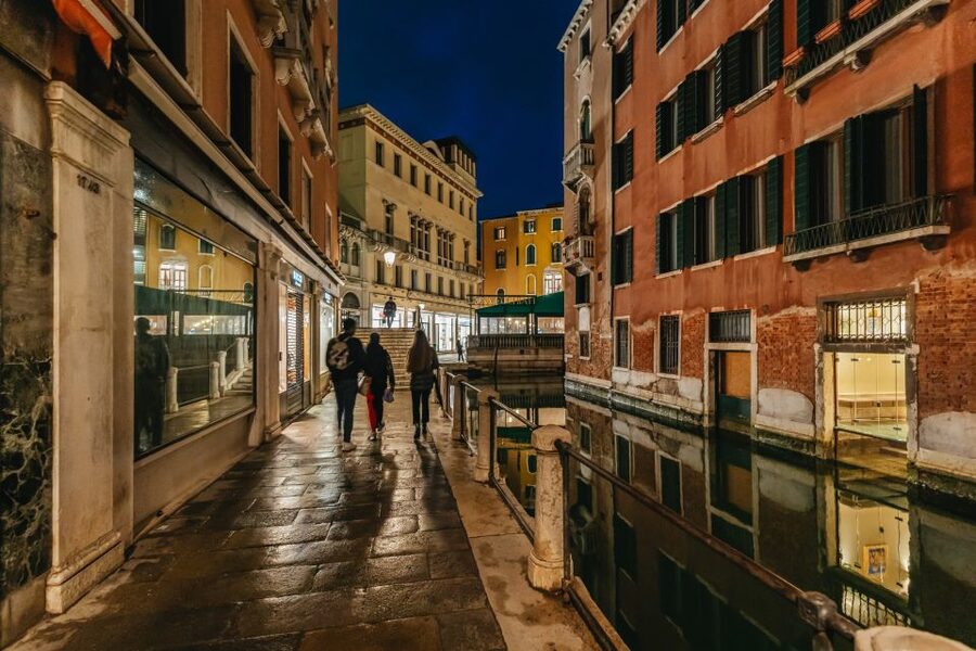 Venice: The Ghost & Legends Walking Tour - The lagoon’s unburied child legend: where spooky meets place