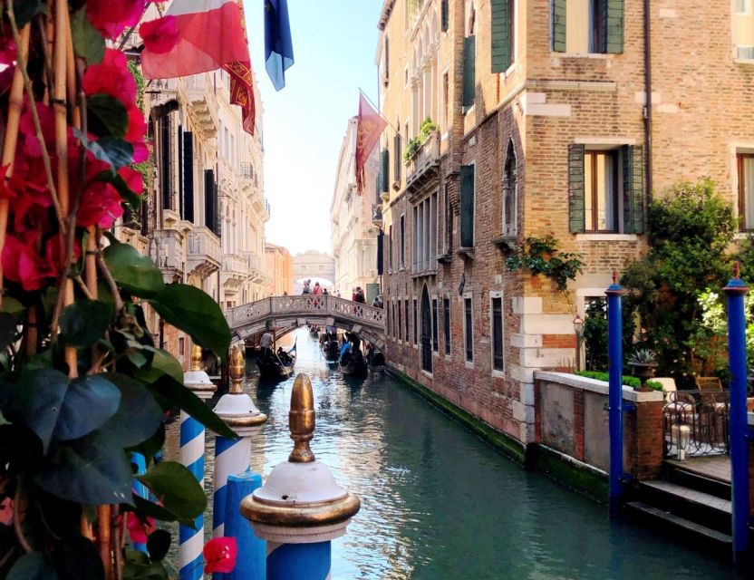 Venice Walking Tour and Gondola Ride Combo - Gondola ride in the small canals: what you get in 30 minutes