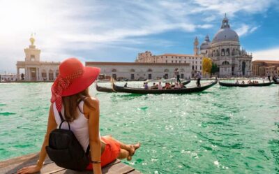 Venice: Walking Tour and Shared Gondola Ride - Getting your bearings in Venice’s narrow lanes