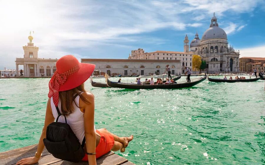 Venice: Walking Tour and Shared Gondola Ride - Getting your bearings in Venice’s narrow lanes