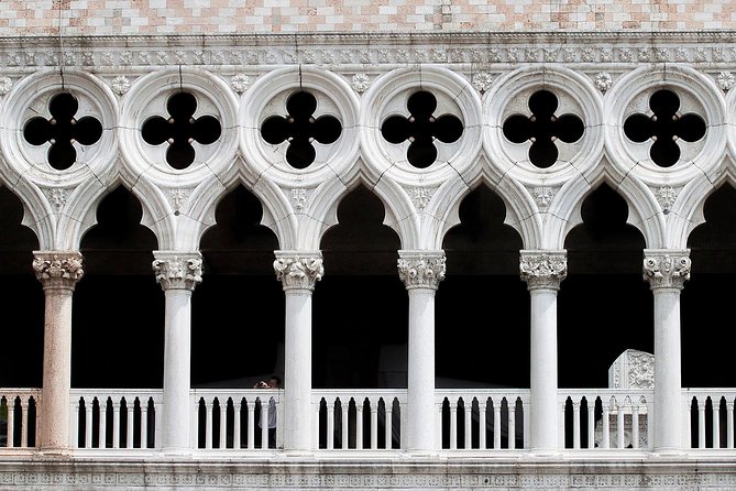 Venice Walking Tour plus Skip the Lines Doge's Palace and St Mark's Basilica Tours - Group Size, Headsets, and the Crowd Reality