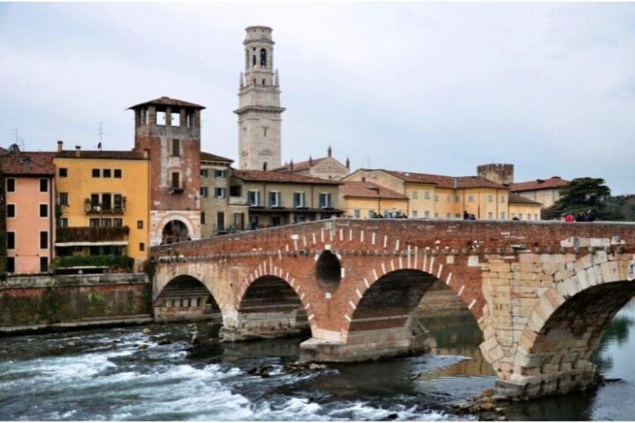 Verona: Highlights and Hidden Gems Walking Tour - Casa di Romeo and Juliet’s balcony: the literary side, handled without the chaos
