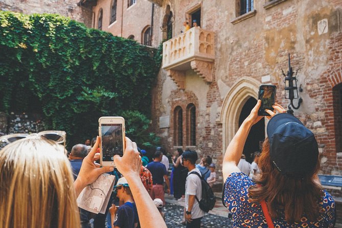 Verona Highlights Walking Tour in Small-group - Castelvecchio and Scaligero Bridge: medieval Verona with a 20th-century story